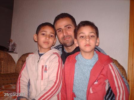 c'est  moi avec mon frere et mon pere